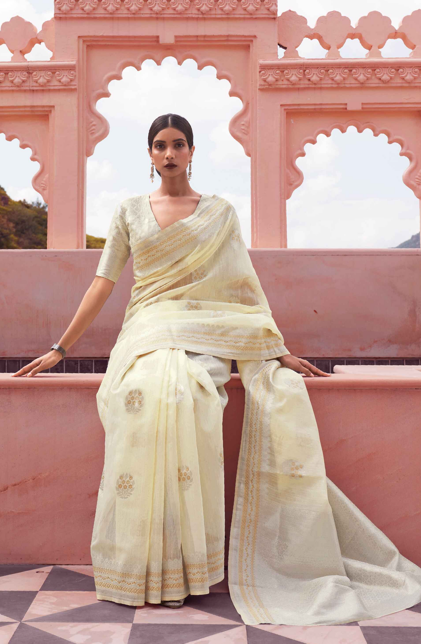 Beige Georgette Saree With Ethnic Flower Motifs & Thread Work